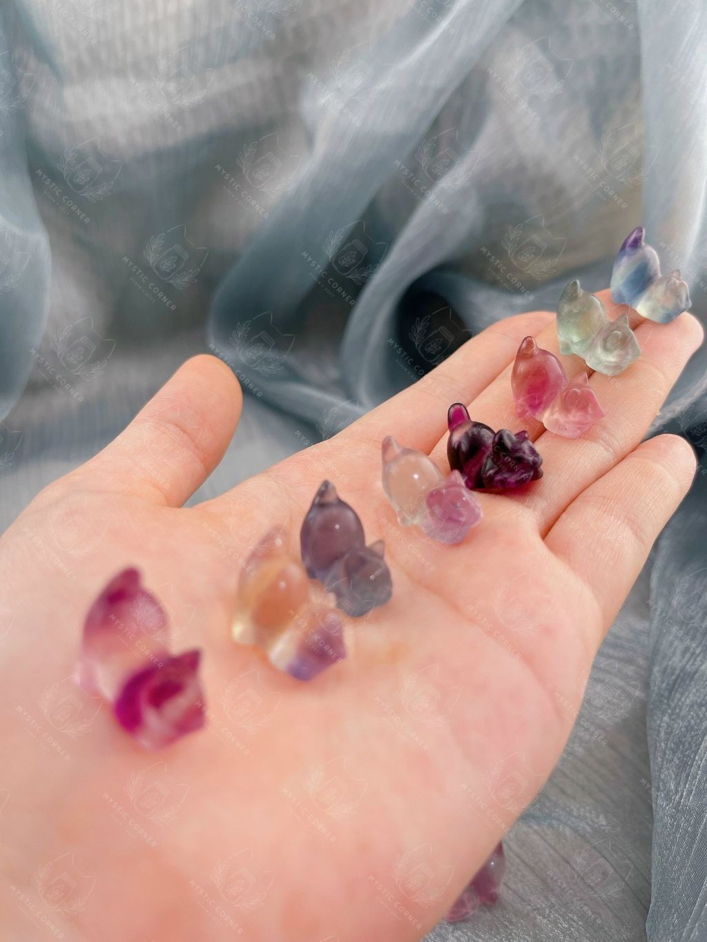 Tượng mèo mini đá Fluorite đa sắc dùng trưng bày, đá phong thuỷ, đá thanh tẩy Tarot
