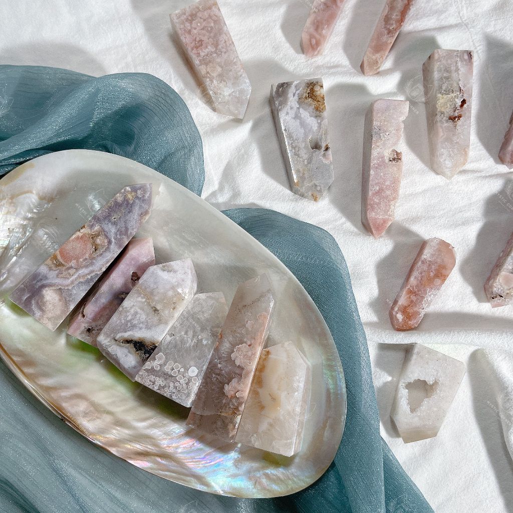 Trụ đá thạch anh Druzy Blossom Agate (Thạch anh mã não hoa anh đào)