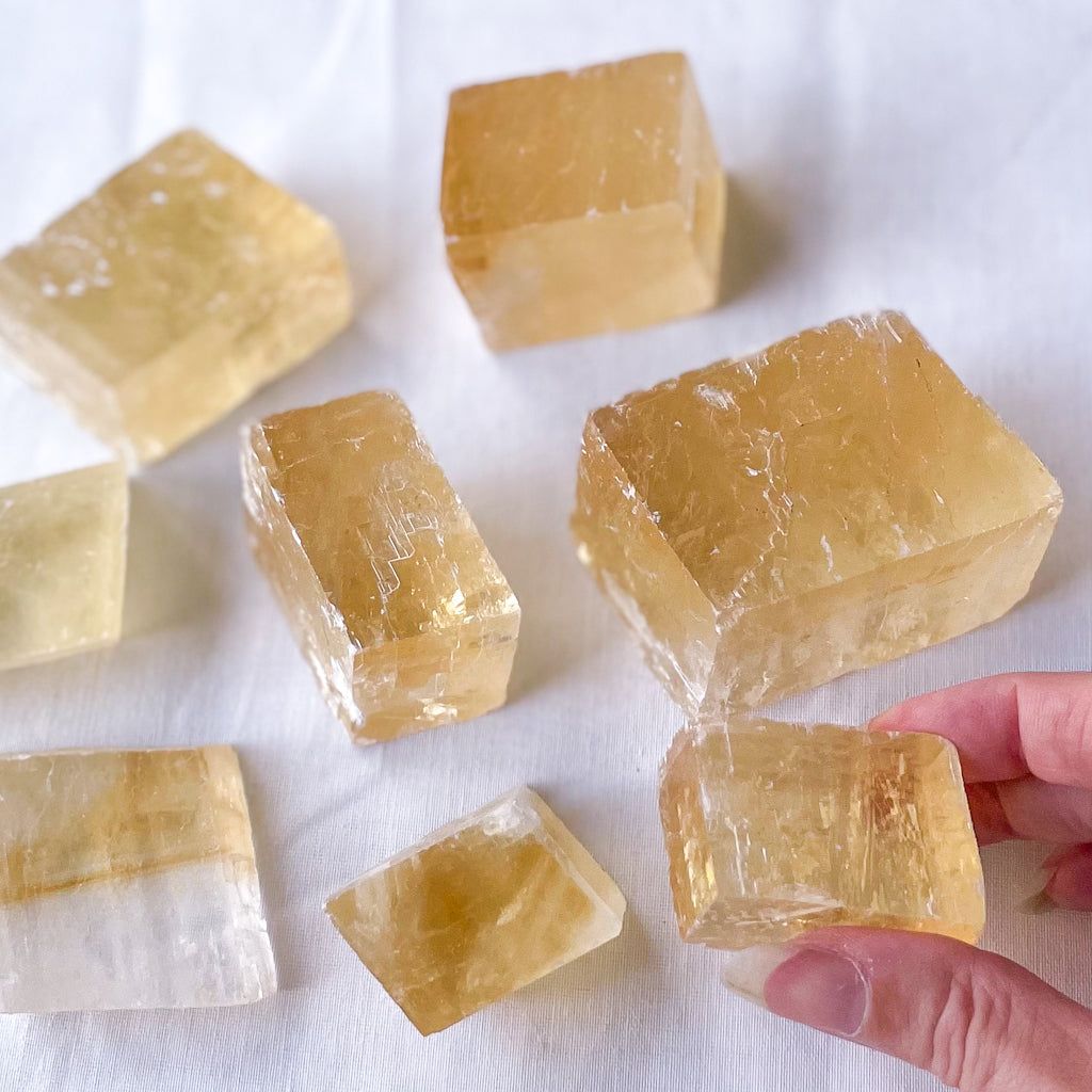 Thô Yellow Calcite (honey calcite), đá phong thuỷ hỗ trợ loại bỏ năng lượng ứ đọng, nâng cao nhận thức, đá thanh tẩy