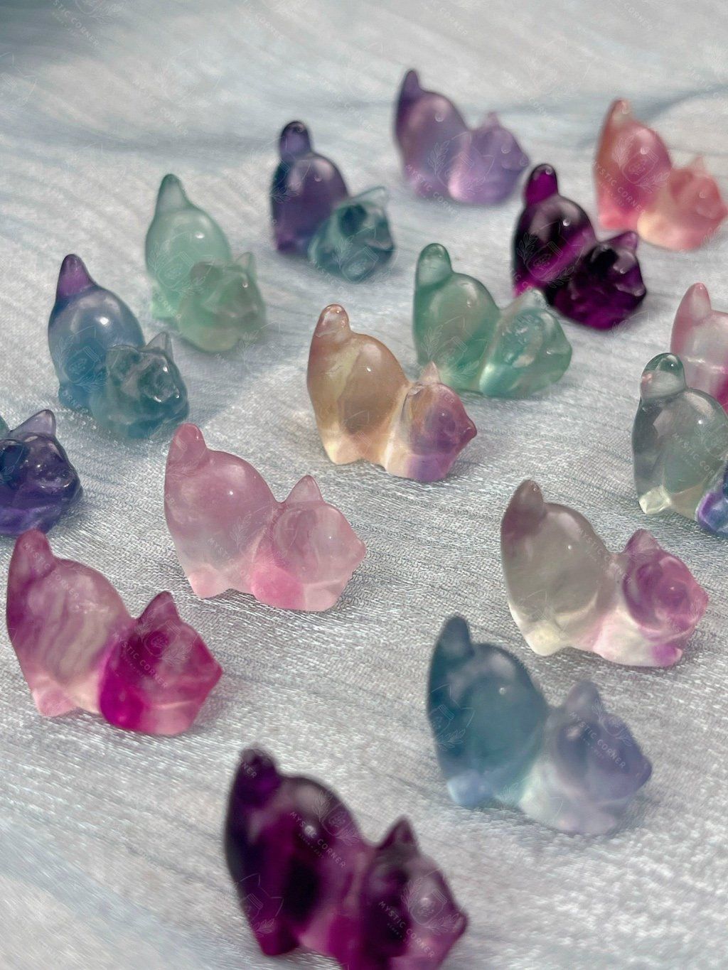 Tượng mèo mini đá Fluorite đa sắc dùng trưng bày, đá phong thuỷ, đá thanh tẩy Tarot