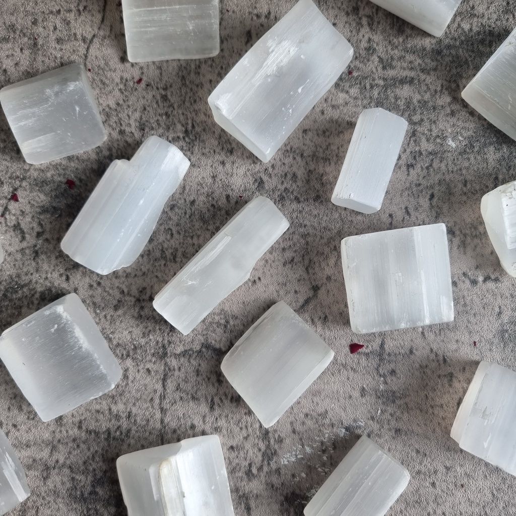 Viên đá thô Selenite tumbled, đá phong thủy, đá thanh tẩy không gian, Reiki, thiền định