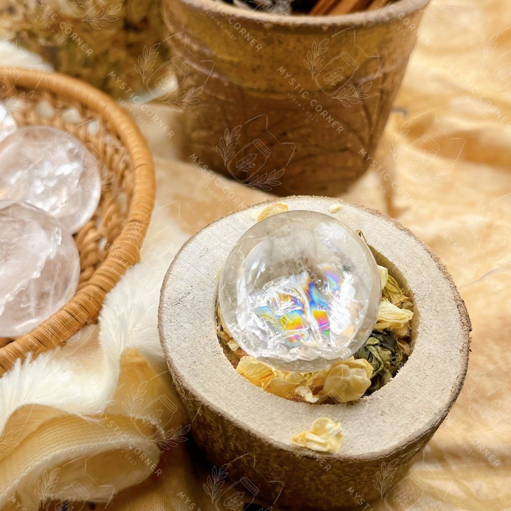 Cầu đá thạch anh Trắng cầu vồng (Rainbow Clear Quartz) kèm đế làm Grid, thanh tẩy trong Tarot, Reiki, phong thủy