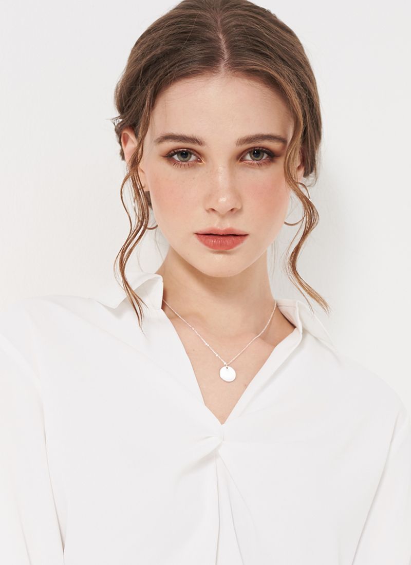 ÁO CỔ XOẮN VERNY TRẮNG