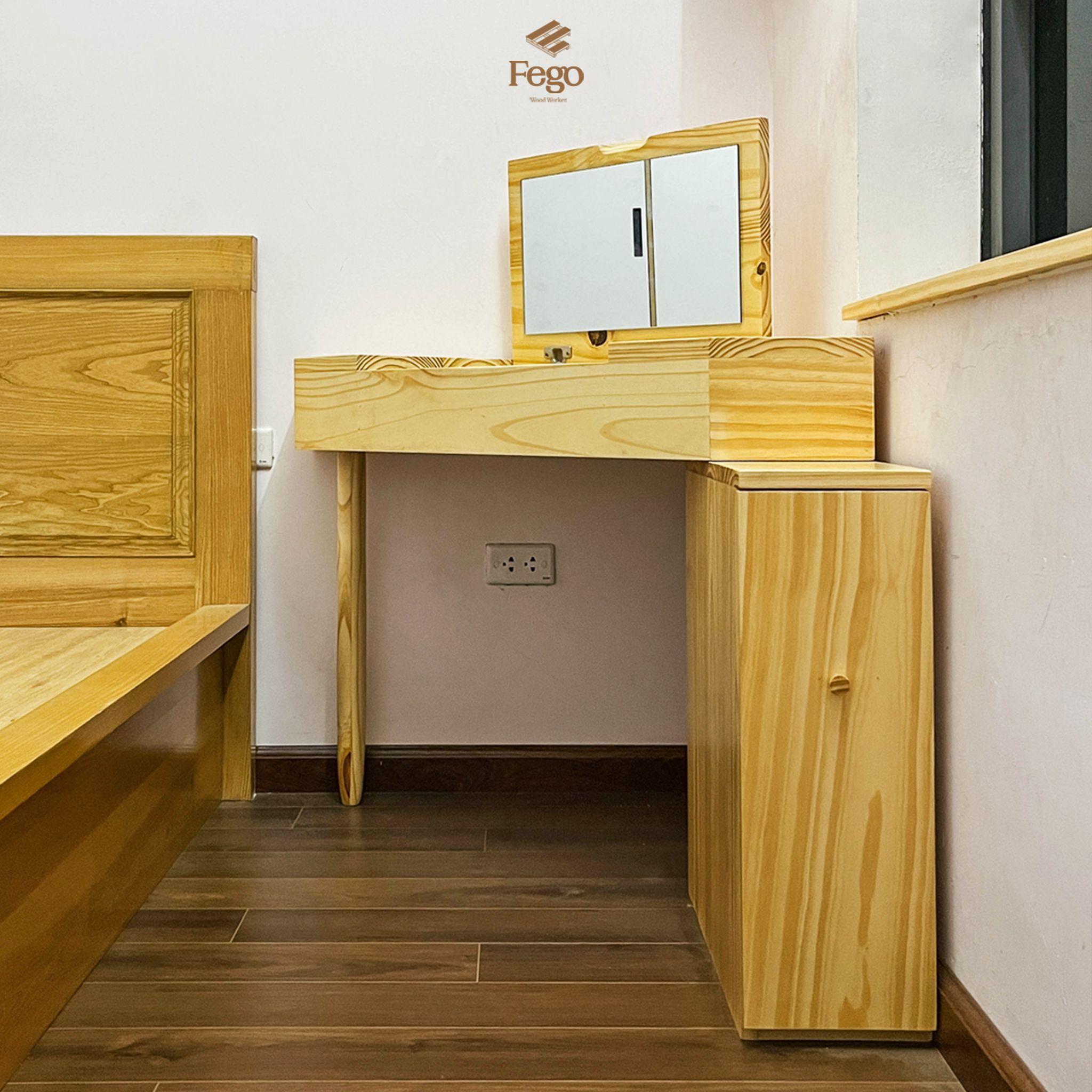 Bàn trang điểm góc gỗ tự nhiên FEGO