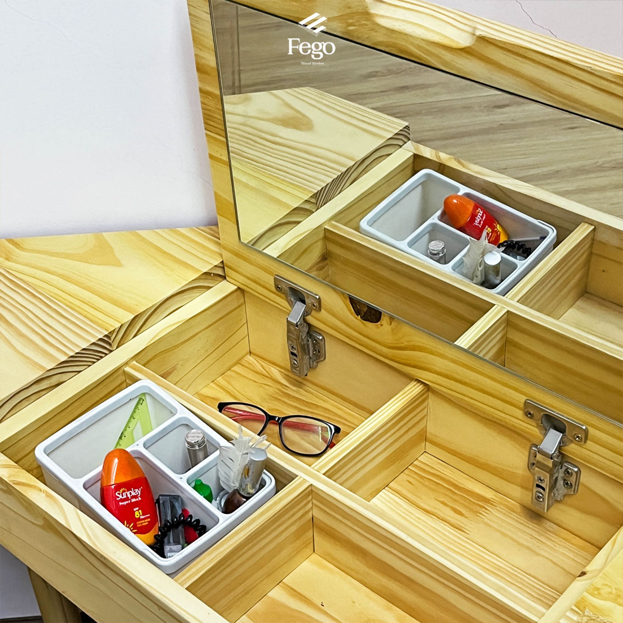 Bàn trang điểm góc gỗ tự nhiên FEGO