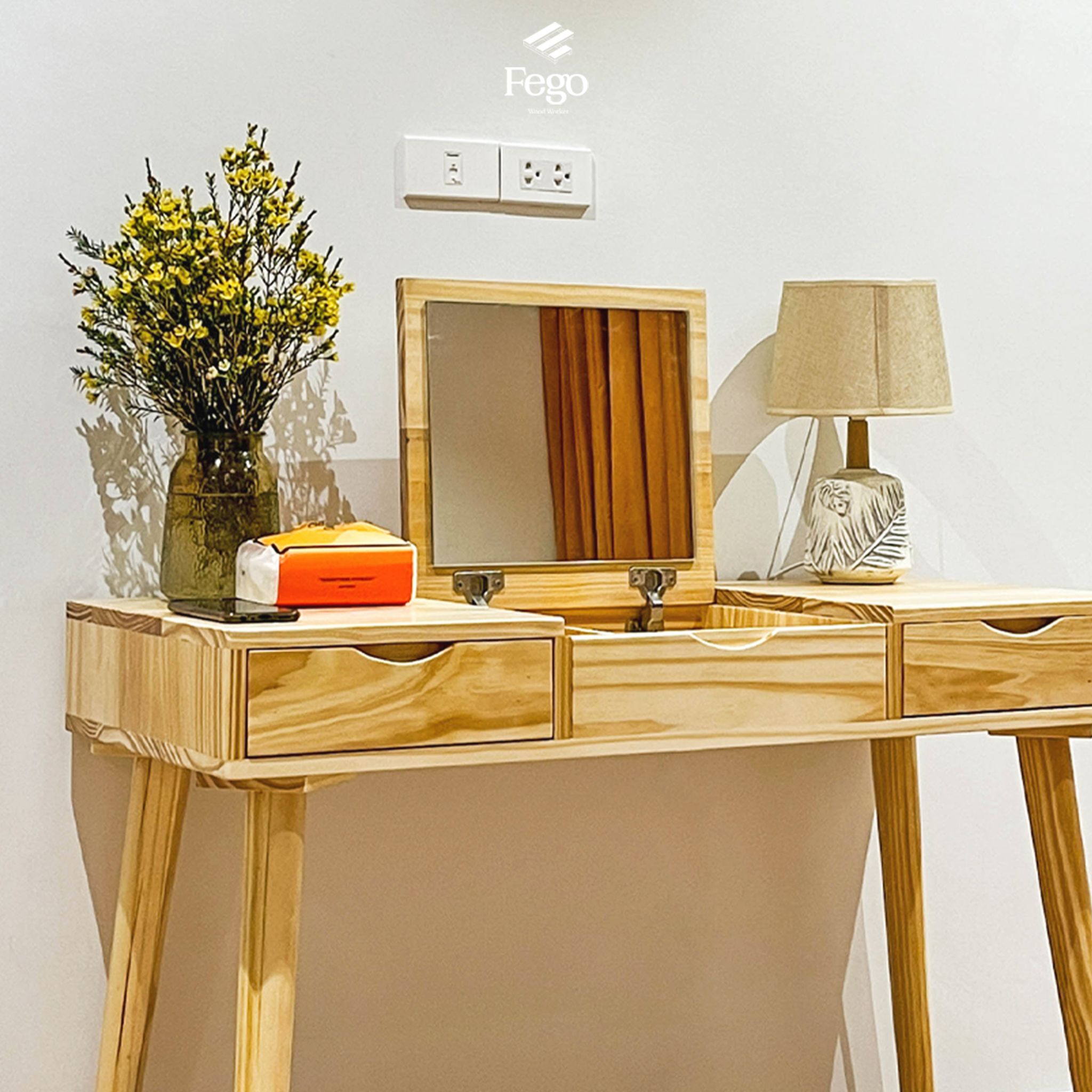 Bàn trang điểm gỗ thông tự nhiên FEGO