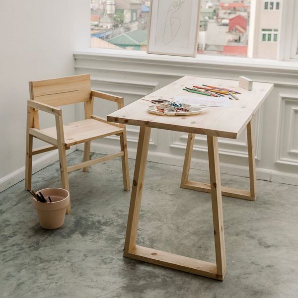 Bàn làm việc chân gỗ hình thang
