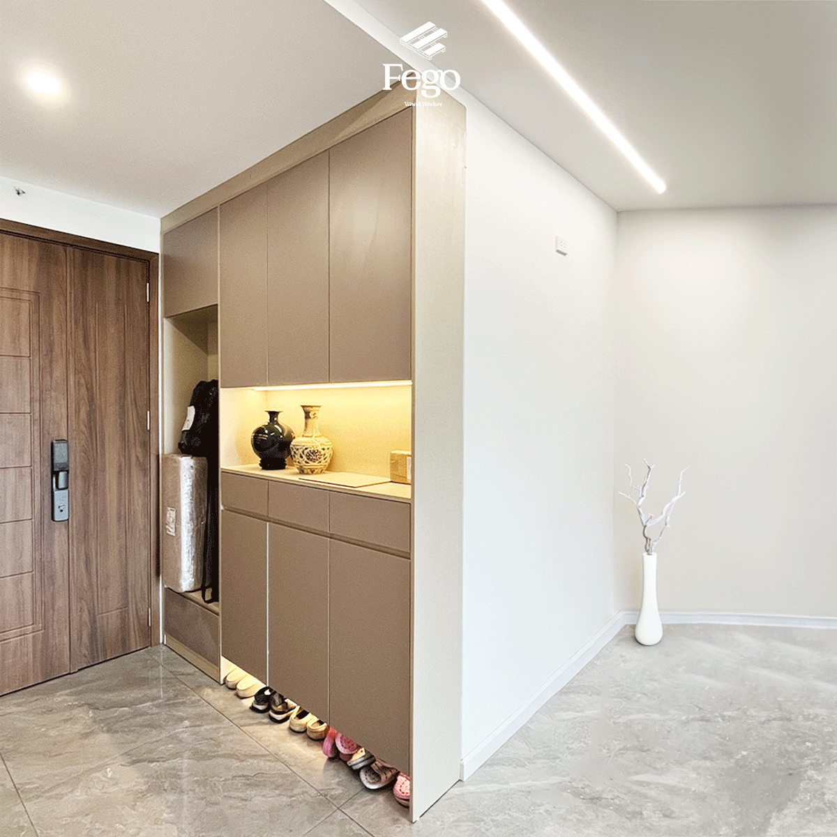 TỦ GIÀY KỊCH TRẦN TÍCH HỢP LED CUSTOM
