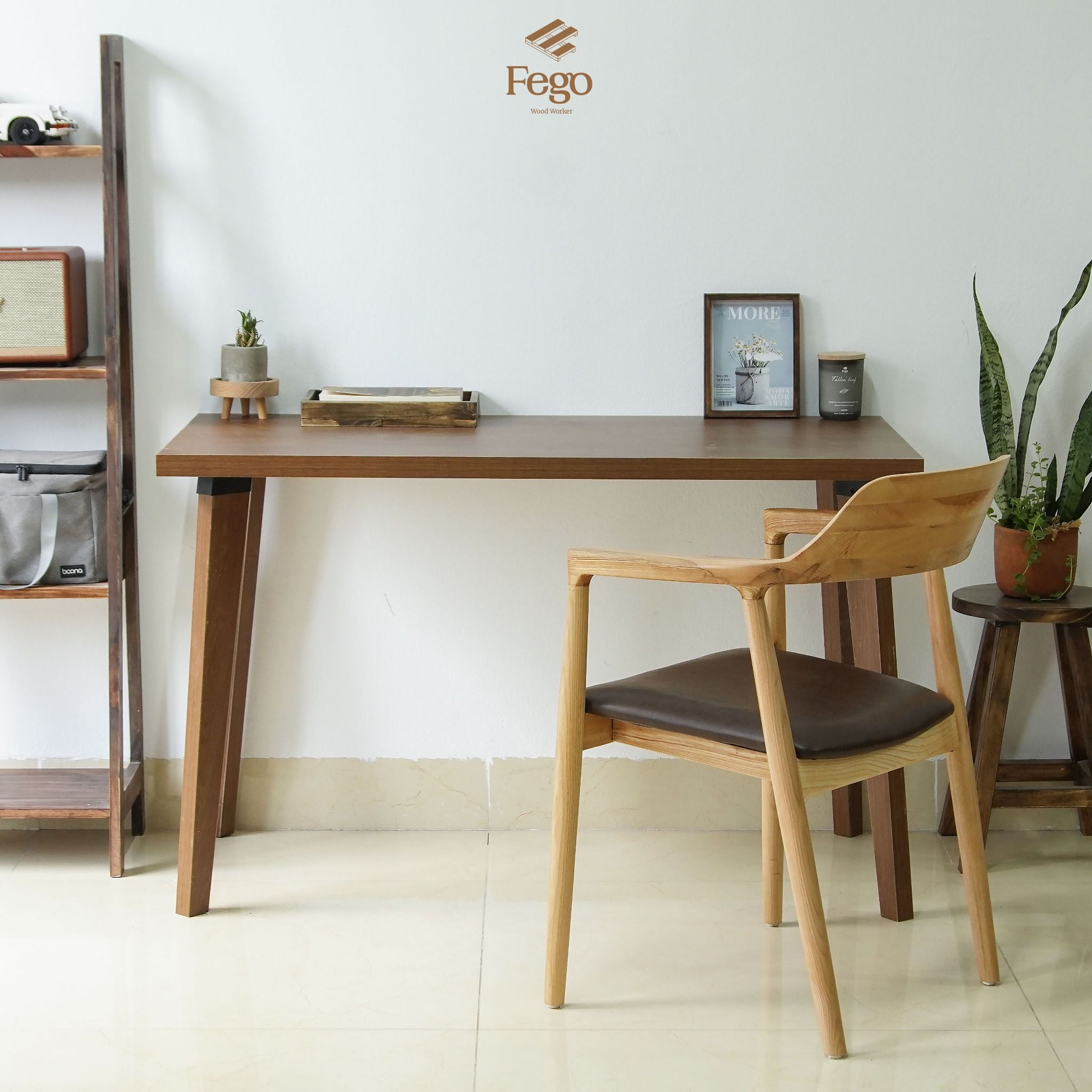 Bàn làm việc chân gỗ FEGO