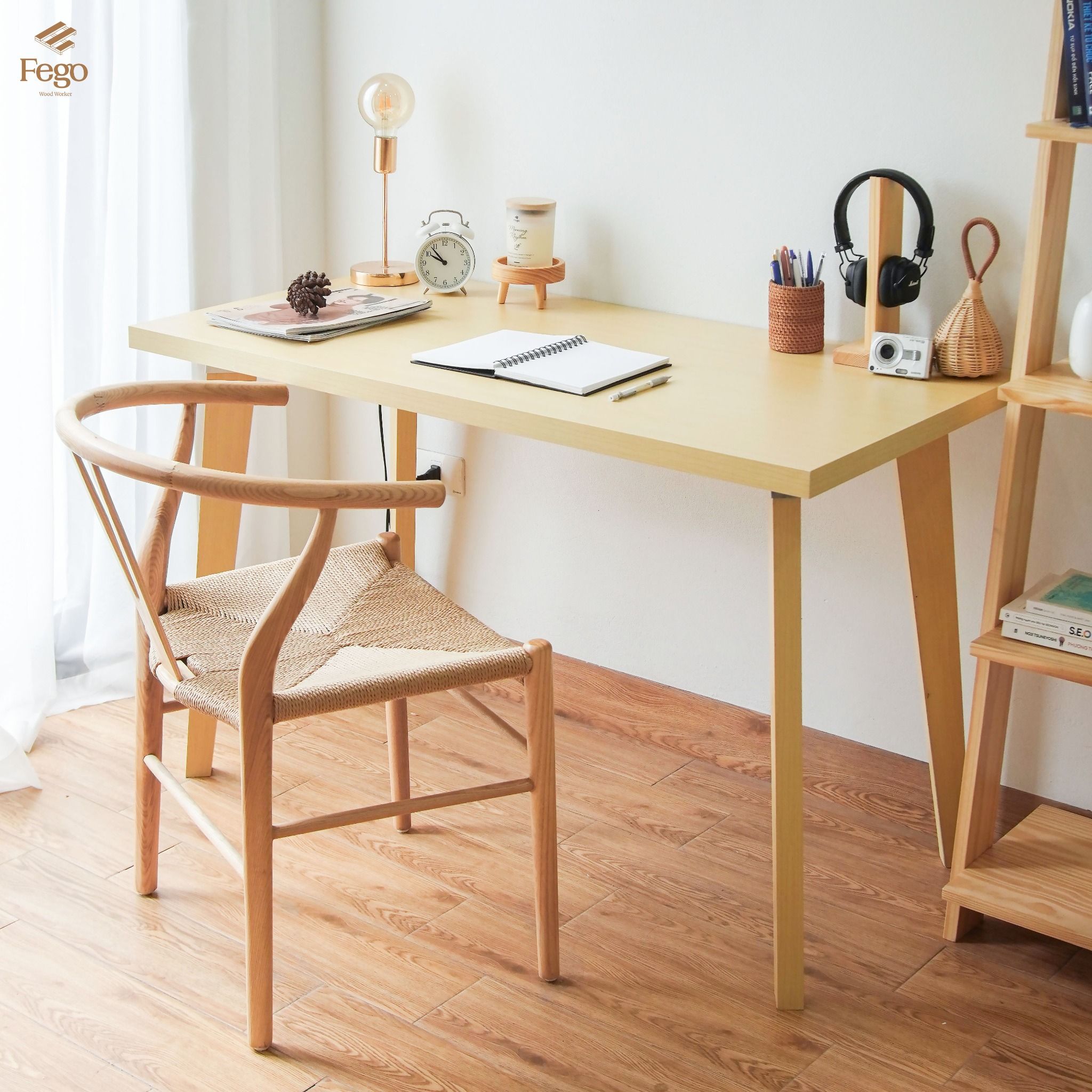 Bàn làm việc chân gỗ FEGO