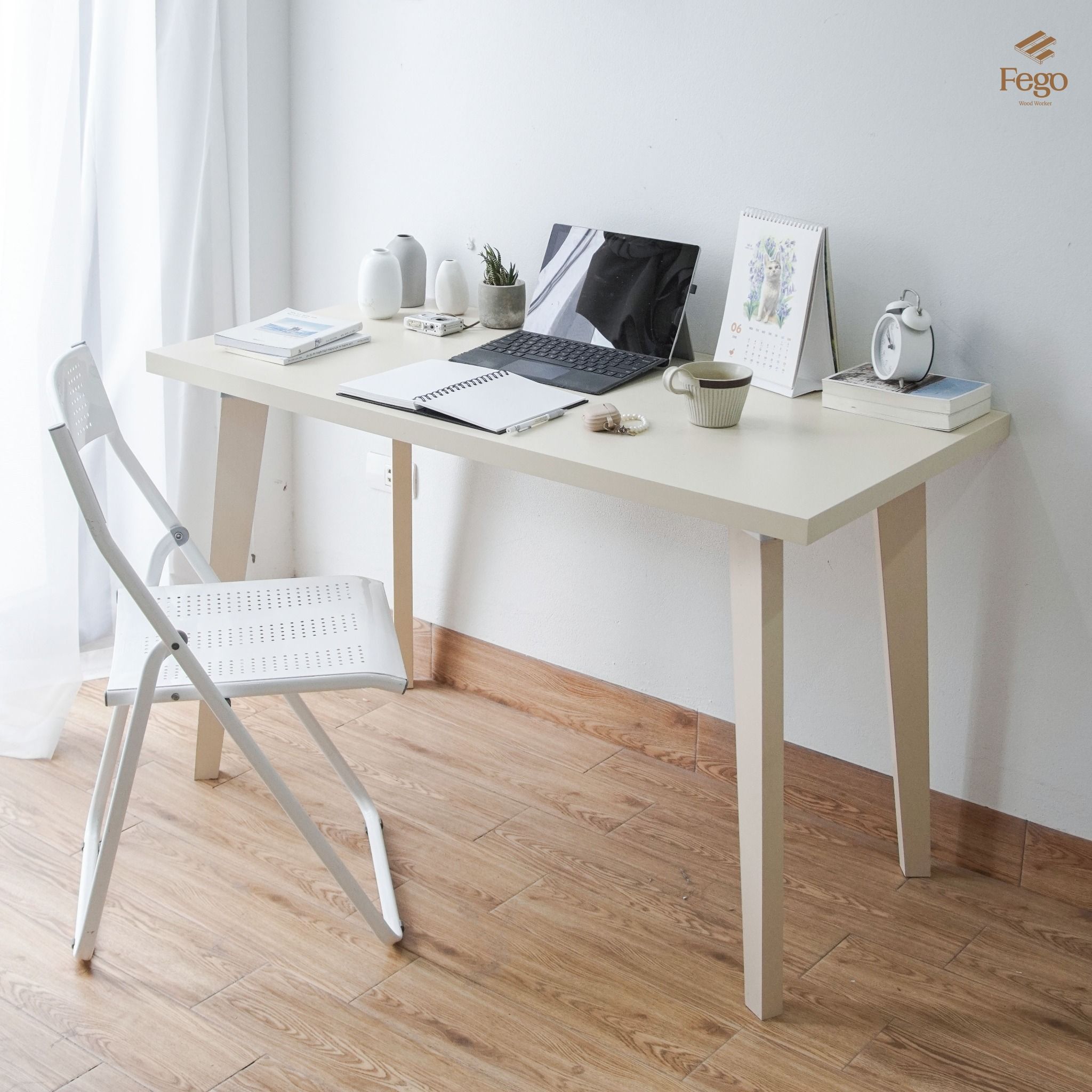 Bàn làm việc chân gỗ FEGO