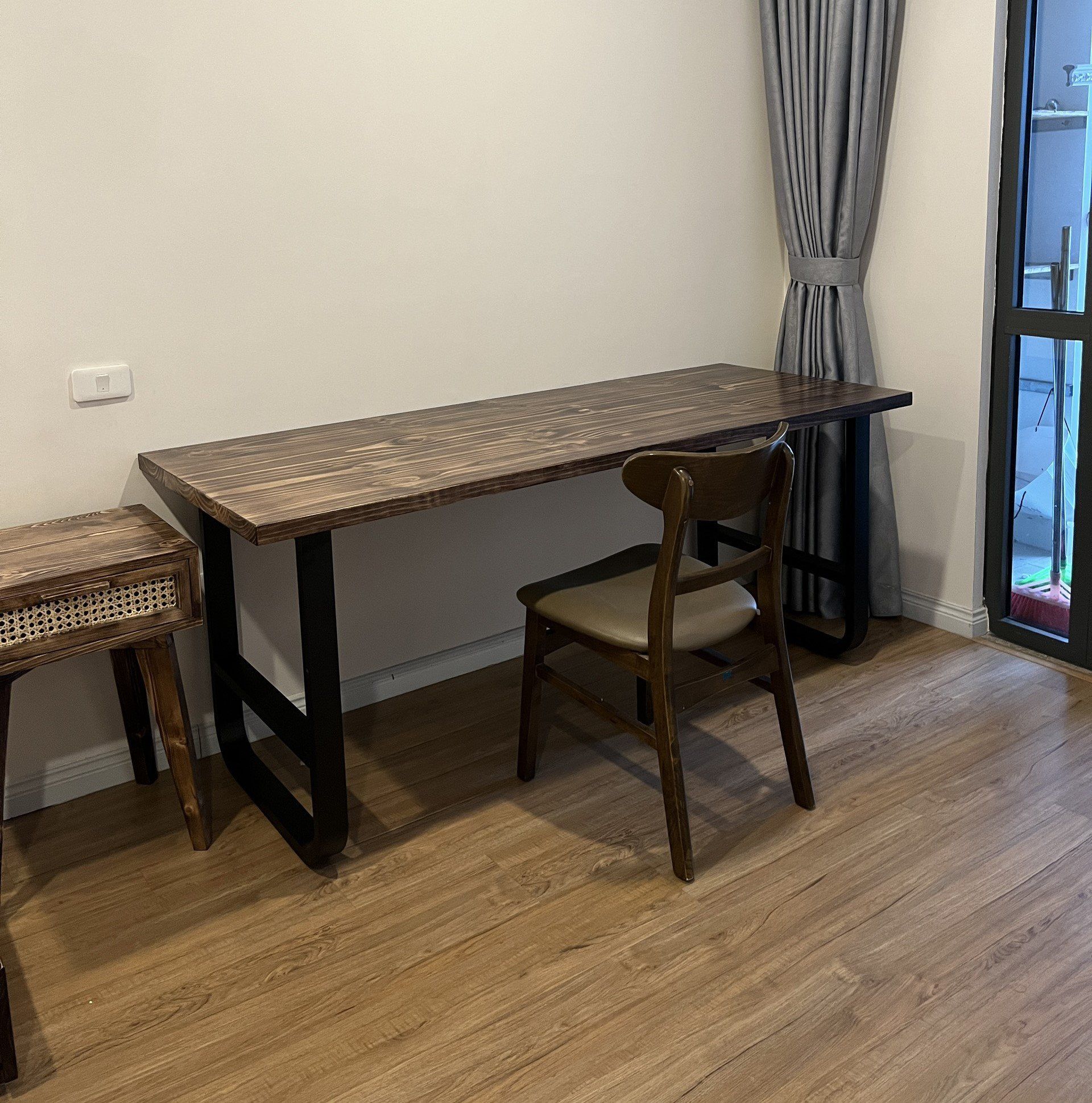 Bàn 3.8 rustic chân uốn cong FEGO