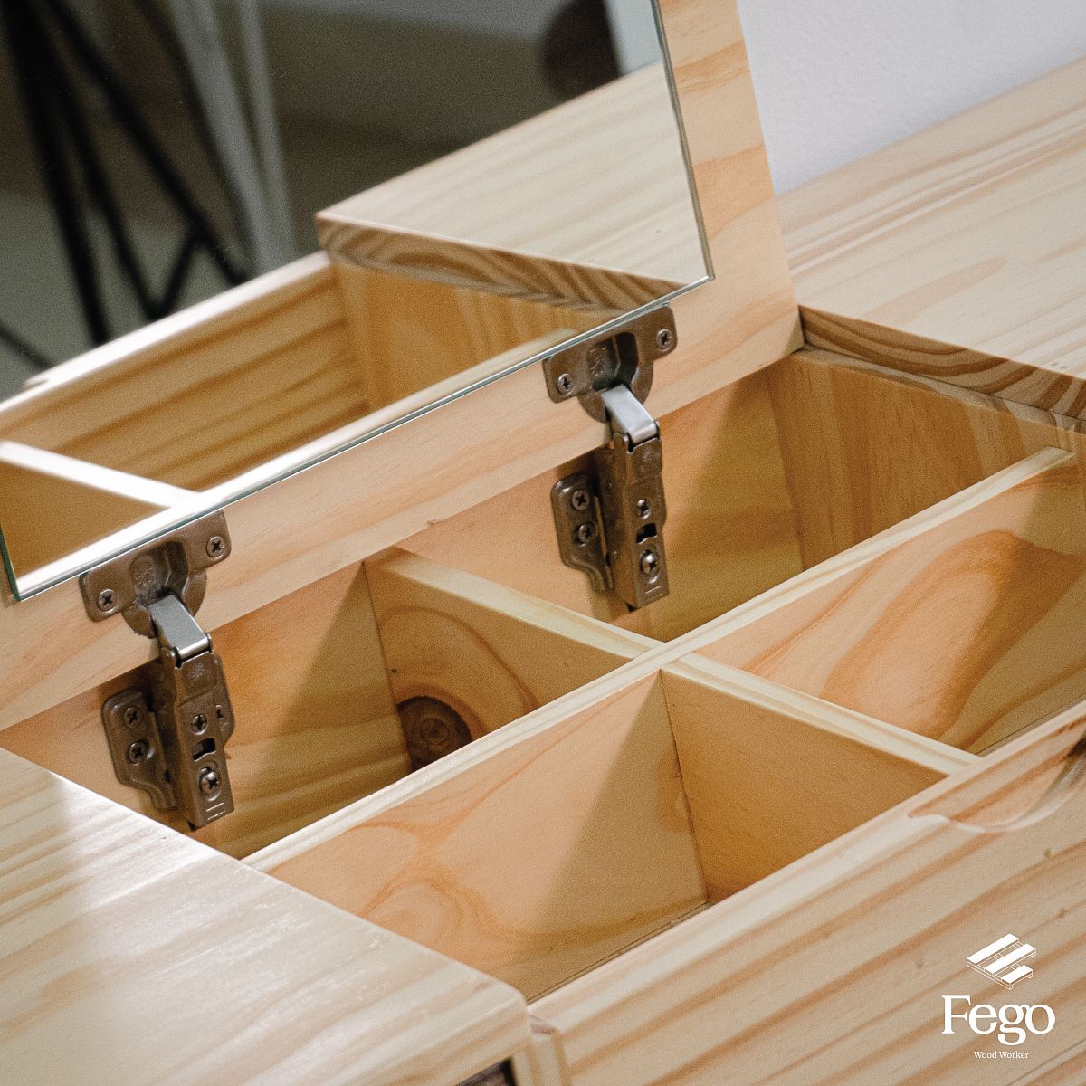 Bàn trang điểm gỗ thông tự nhiên FEGO