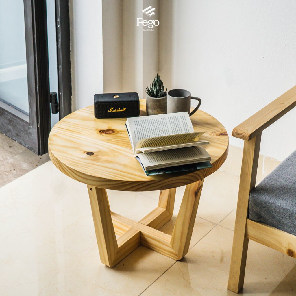 Bàn trà tròn ngồi cafe gỗ thông tự nhiên Fego phong cách cổ điển dành cho phòng khách