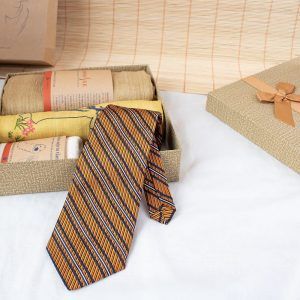 Set quà 021: Khăn mùi xoa thêu cô gái Áo Dài