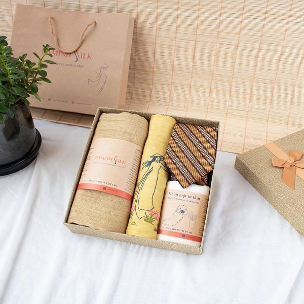 Set quà 021: Khăn mùi xoa thêu cô gái Áo Dài