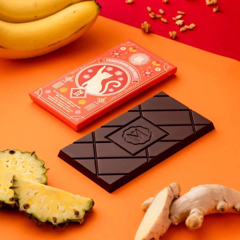 SÔ-CÔ-LA ĐEN 65% VỊ CHUỐI, DỨA, GỪNG CARAMEL (100GR)