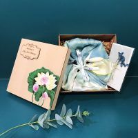 Bộ quà tặng khăn lụa hộp gỗ hoa sen (được chọn mẫu khăn)