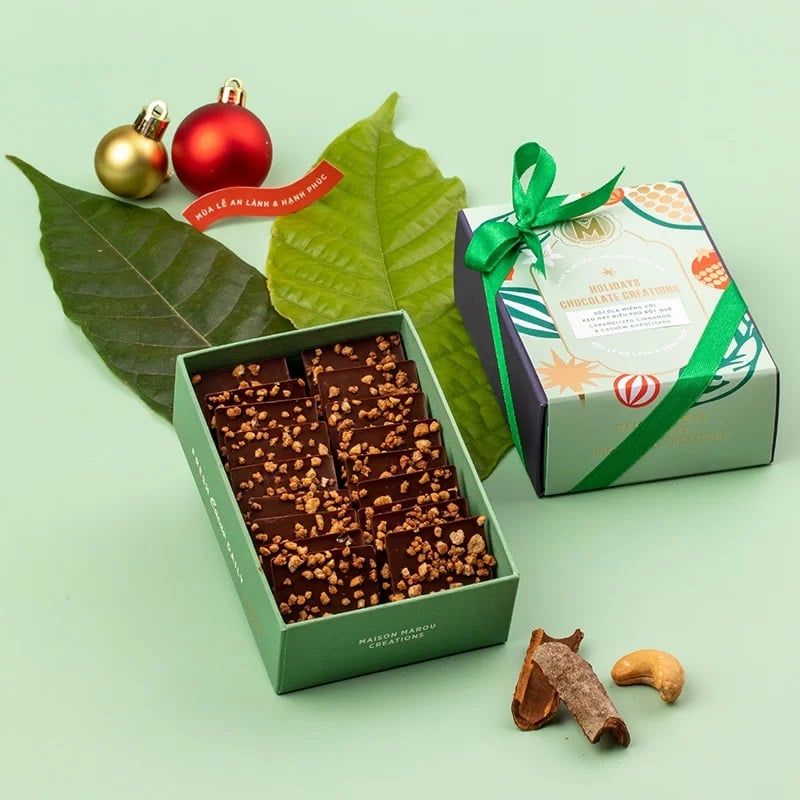 SÔ-CÔ-LA ĐEN 65% HẠT ĐIỀU CARAMEL QUẾ