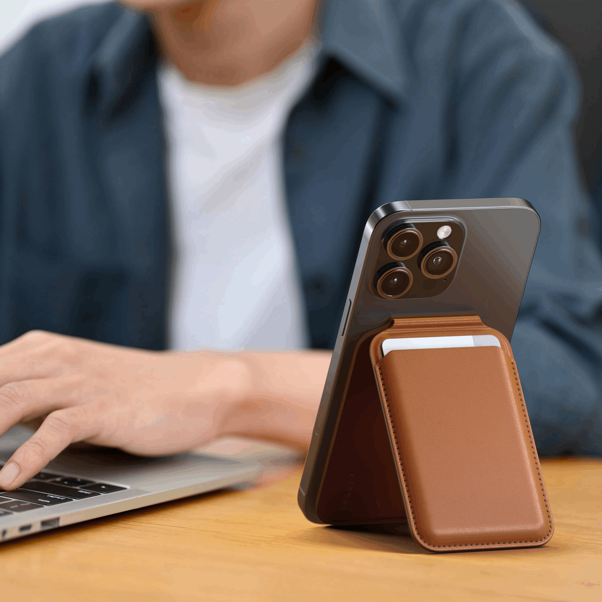 Ví Magnetic Satechi kiêm giá đỡ dành cho iPhone Chính hãng