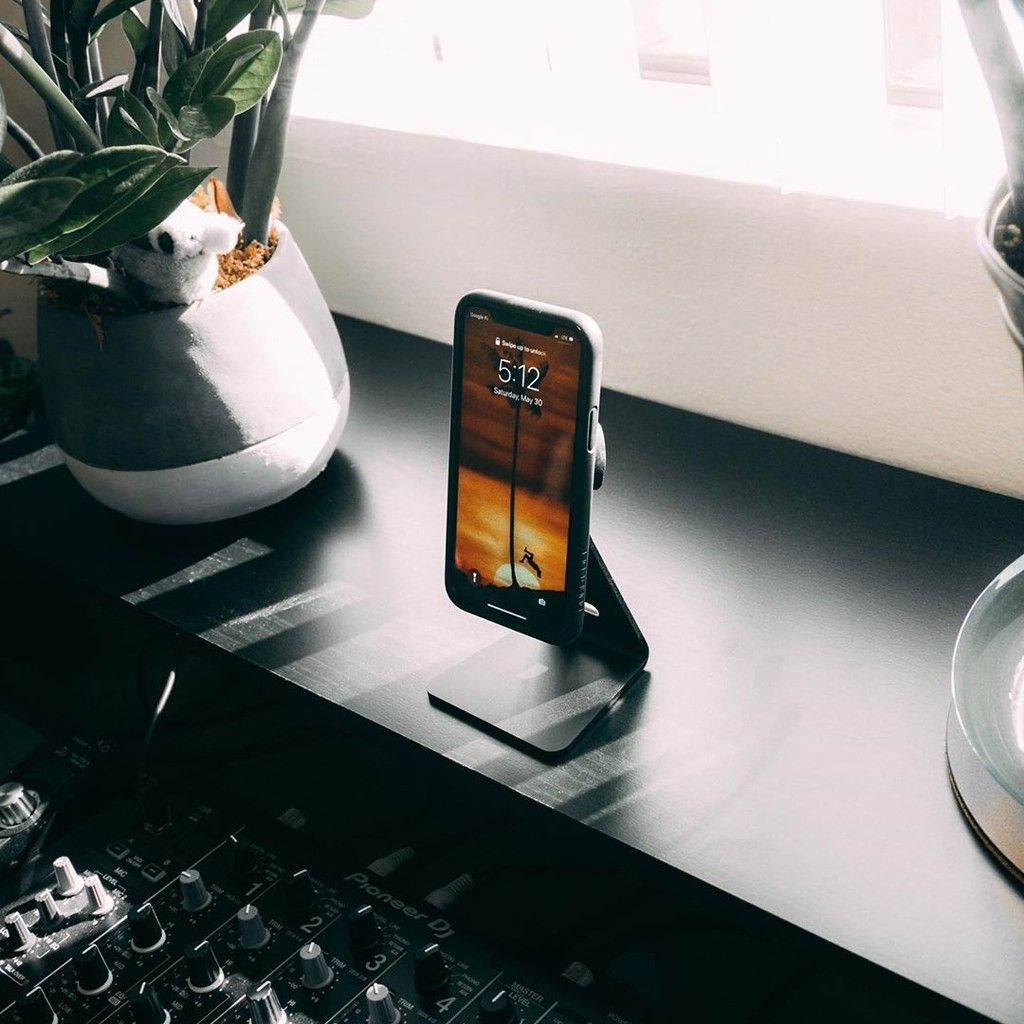 gia-do-dien-thoai-quad-lock-desk-mount-de-ban