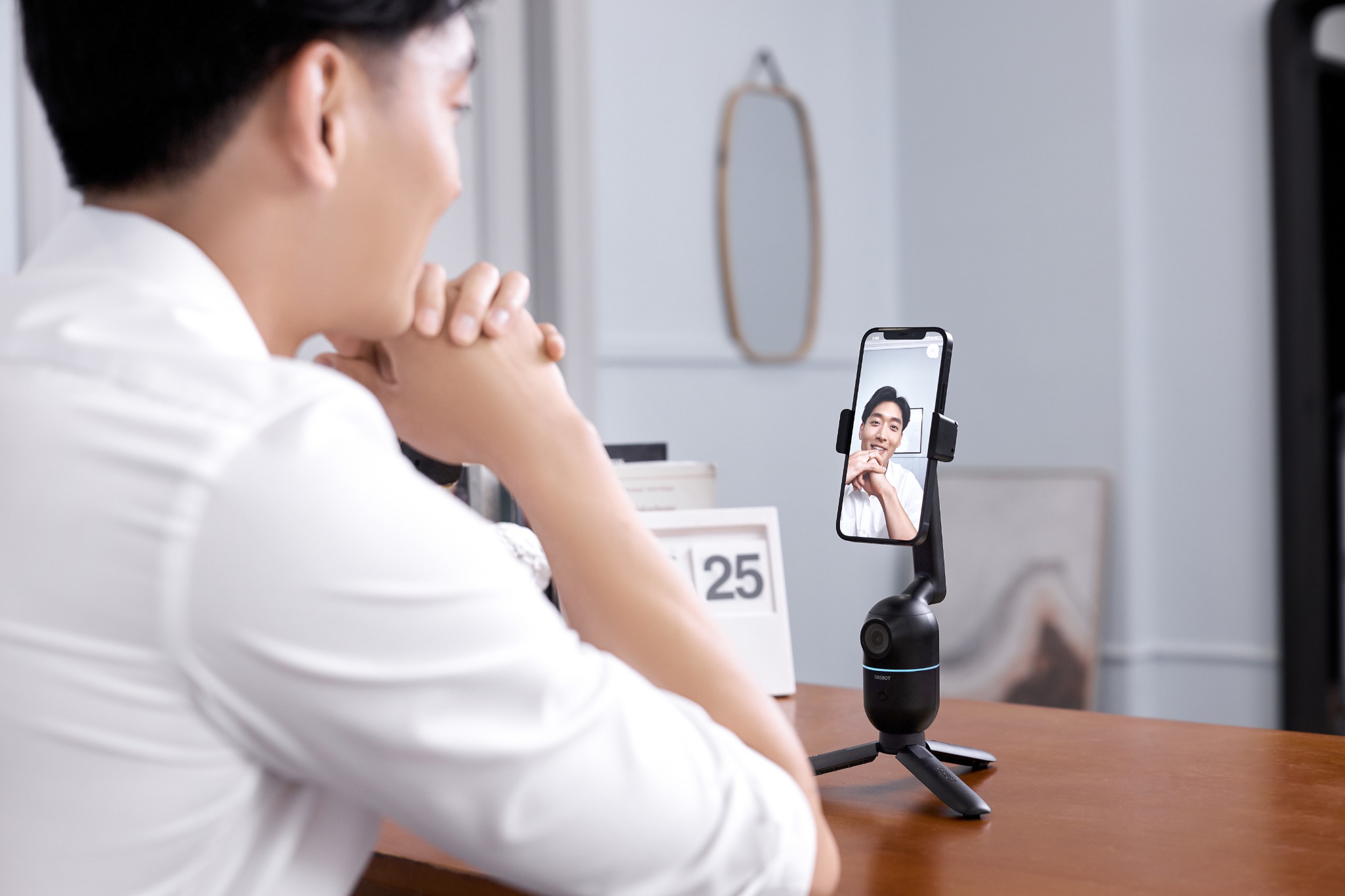 Gậy chụp ảnh OBSBOT ME AI - powered Selfie Phone Mount