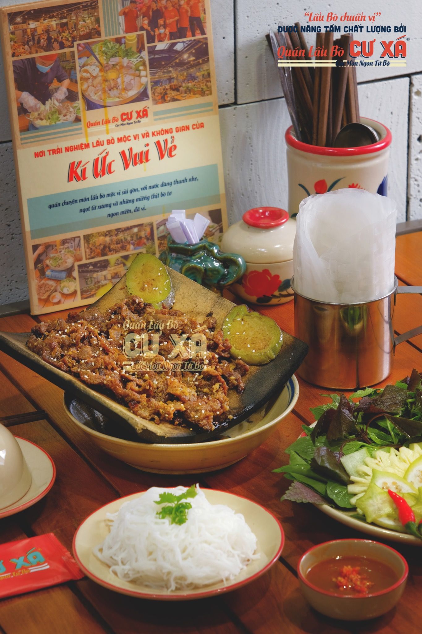 Cổ bò nướng ngói cuốn rau rừng