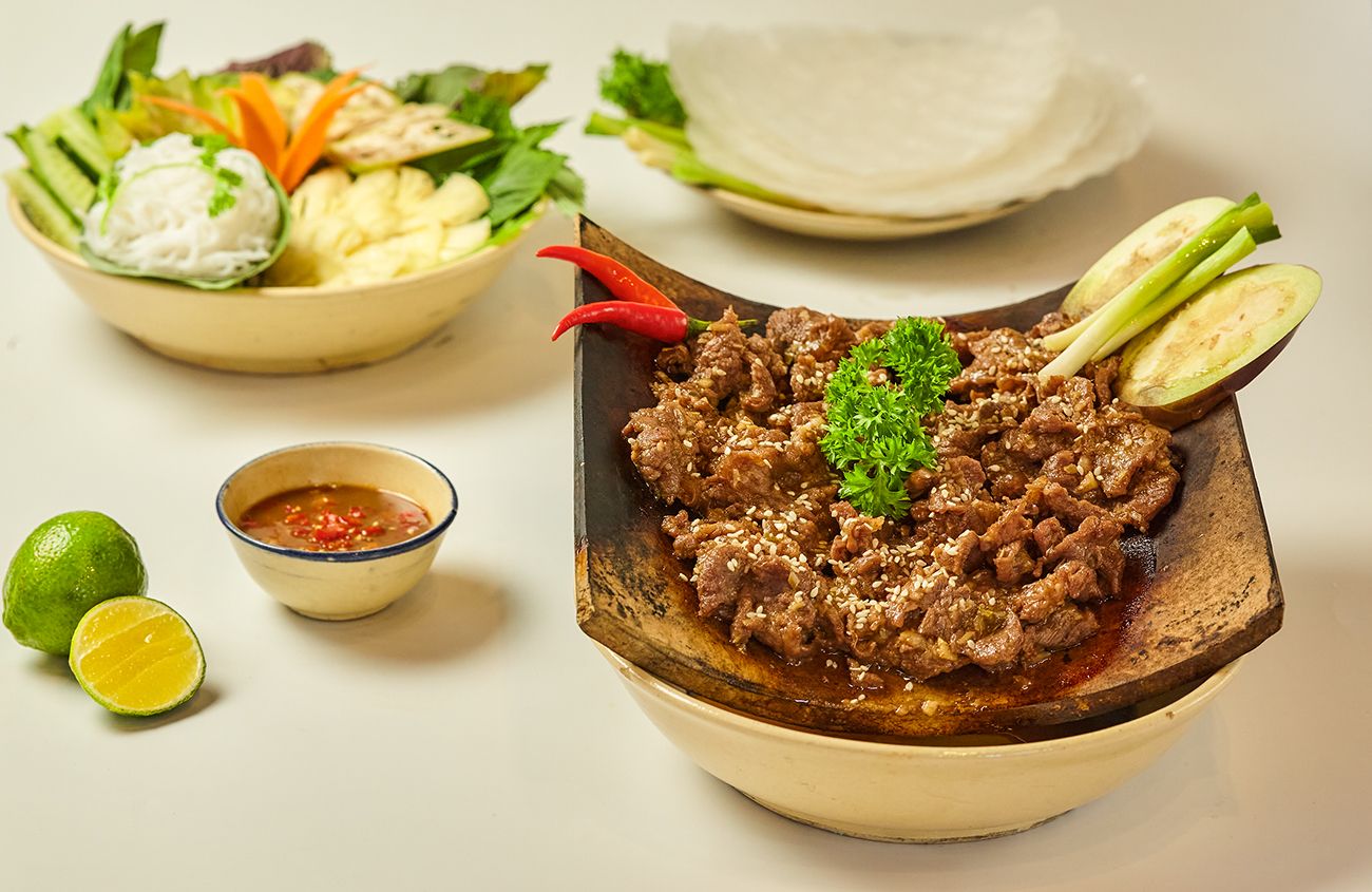 Cổ bò nướng ngói cuốn rau rừng