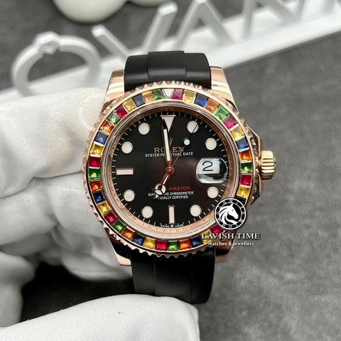 Đồng Hồ Rolex Yacht-Master 116695 SATS Rep 1:1 Chế Tác Vỏ Vàng Khối 18K Niềng Bezel Đính Ruby Cầu Vồng Mặt Đen Dây Cao Su