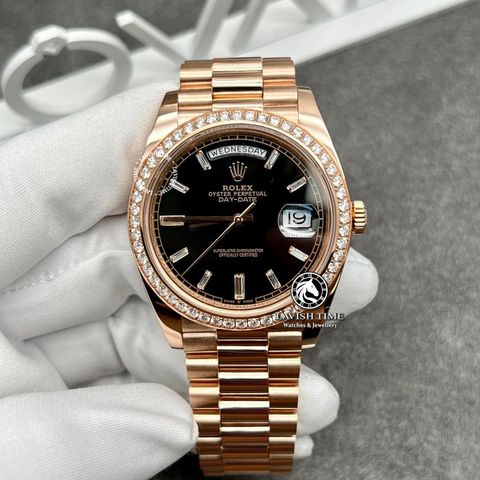 Đồng Hồ Rolex Day-Date 40mm 228235 Rep 1:1 Chế Tác Vỏ Vàng Khối 18K Niềng Bezel Độ Kim Cương Thiên Nhiên Mặt Đen Cọc Số Kim Cương Thiên Nhiên Baguette Dây Kim Loại