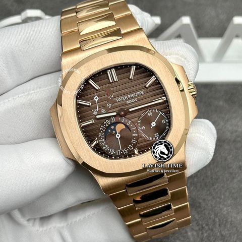 Đồng Hồ Patek Philippe Nautilus 5712R-001 Rep 1:1 Chế Tác Vỏ Vàng Khối 18K Mặt Nâu Dây Kim Loại