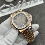 Đồng Hồ Patek Philippe Nautilus 5723/1R-010 Rep 1:1 Chế Tác Vỏ Vàng Khối 18K Niềng Bezel Đính Kim Cương Thiên Nhiên Mặt Nâu Dây Kim Loại