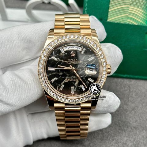 Đồng Hồ Rolex Day-Date 40mm 228235-0045 Rep 1:1 Chế Tác Vỏ Vàng Khối 18K Niềng Bezel Độ Kim Cương Thiên Nhiên Mặt Thạch Anh Tự Nhiên Cọc Số Kim Cương Thiên Nhiên Baguette Dây Kim Loại