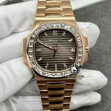 Đồng Hồ Patek Philippe Nautilus 5723/1R-010 Rep 1:1 Chế Tác Vỏ Vàng Khối 18K Niềng Bezel Đính Kim Cương Thiên Nhiên Mặt Nâu Dây Kim Loại