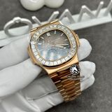 Đồng Hồ Patek Philippe Nautilus 5724R-001 Rep 1:1 Chế Tác Vỏ Vàng Khối 18K Niềng Bezel Đính Kim Cương Thiên Nhiên Mặt Nâu Dây Kim Loại