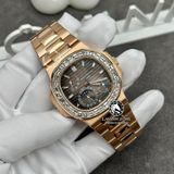 Đồng Hồ Patek Philippe Nautilus 5724R-001 Rep 1:1 Chế Tác Vỏ Vàng Khối 18K Niềng Bezel Đính Kim Cương Thiên Nhiên Mặt Nâu Dây Kim Loại