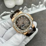 Đồng Hồ Patek Philippe Nautilus 5724R-001 Rep 1:1 Chế Tác Vỏ Vàng Khối 18K Niềng Bezel Đính Kim Cương Thiên Nhiên Mặt Nâu Dây Da