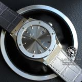 Đồng Hồ Hublot Classic Fusion 45mm Rep 1:1 Chế Tác Vỏ Bạc Mặt Số Xám Chải Tia Dây Da 511.NX.7071.LR