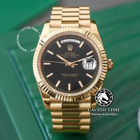 Đồng Hồ Rolex Day-Date 40mm 228238-007 Rep 1:1 Cao Cấp Vỏ Vàng Kim Mặt Lưới Đen Cọc Số Vạch Dây Kim Loại