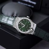 Đồng Hồ Hublot Classic Fusion 42mm Rep 1:1 Chế Tác Vỏ Bạc Niềng Bezel Đính 2 Hàng Đá Mặt Số Xanh Lá 542.NX.8970.LR