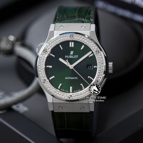 Đồng Hồ Hublot Classic Fusion 42mm Rep 1:1 Chế Tác Vỏ Bạc Niềng Bezel Đính 2 Hàng Đá Mặt Số Xanh Lá 542.NX.8970.LR