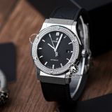 Đồng Hồ Hublot Classic Fusion 42mm Rep 1:1 Chế Tác Vỏ Bạc Niềng Đính Đá Mặt Số Đen 542.NX.1171.LR