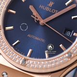 Đồng Hồ Hublot Classic Fusion 42mm Rep 1:1 Chế Tác Vỏ Vàng Hồng Niềng Bezel Đính 2 Hàng Đá Mặt Số Xanh Dương 542.OX.7180.LR