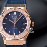 Đồng Hồ Hublot Classic Fusion 42mm Rep 1:1 Chế Tác Vỏ Vàng Hồng Niềng Bezel Đính 2 Hàng Đá Mặt Số Xanh Dương 542.OX.7180.LR