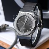 Đồng Hồ Hublot Classic Fusion 42mm Rep 1:1 Chế Tác Vỏ Bạc Niềng Đính Đá Mặt Số Xám Chải Tia 542.NX.7071.LR