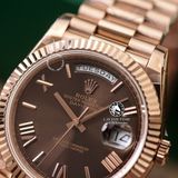 Đồng Hồ Rolex Day-Date 40mm 228235 Rep 1:1 Chế Tác Vỏ Vàng Hồng Mặt Nâu Chocolate Cọc Số La Mã Trọng Lượng 168 Gram Dây Kim Loại