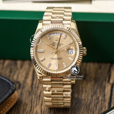 Đồng Hồ Rolex Day-Date 40mm 228238-0005 Rep 1:1 Chế Tác Vỏ Vàng Kim Mặt Vàng Kim Cọc Số Đính Đá Baguette Trọng Lượng 168 Gram Dây Kim Loại