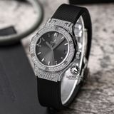 Đồng Hồ Hublot Classic Fusion 33mm Rep 1:1 Chế Tác Vỏ Bạc Đính Đá Pave Mặt Số Xám Chải Tia 581.NX.7071.LR