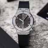 Đồng Hồ Hublot Classic Fusion 33mm Rep 1:1 Chế Tác Vỏ Bạc Đính Đá Pave Mặt Số Xám Chải Tia 581.NX.7071.LR