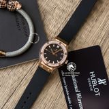 Đồng Hồ Hublot Classic Fusion 33mm Rep 1:1 Chế Tác Vỏ Vàng Hồng Niềng Đính Đá Mặt Số Đen 581.OX.1181.RX.1104